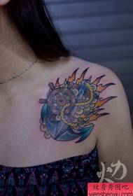 Fantasia di tatuaggi per ancore e timone