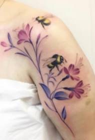 bona ragazza clavicula spalla picculu modellu di tatuaggi di fiori freschi