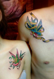 情侣肩部流行精美的小燕子纹身图案