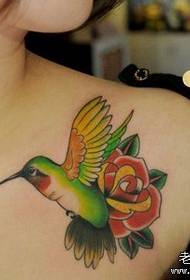 gadis dada warna burung kolibri kecil naik pola tato