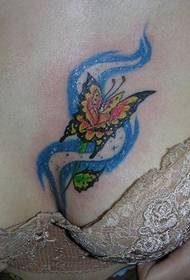 gambar tato kupu-kupu warna dada feminin