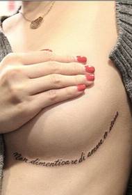 seksuali mergina po krūtine klasikinio angliško tatuiruotės modelio paveikslėlis