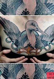 un popular tatuaje de cisne en un hermoso cofre