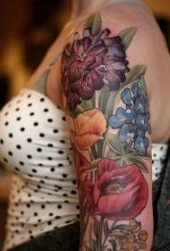 sievietes plecu krāsa - reāls ziedu tetovējuma attēls