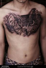 Brust schwarz grau Eule Tattoo Muster