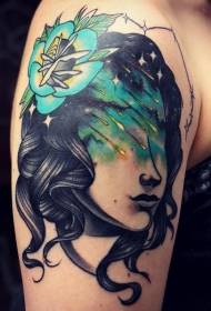 ritratto di donna di colore di spalla con motivo a tatuaggio floreale