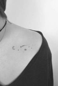 le ragazze mettono in spalla piccole immagini nere di tatuaggi di luna e pianeta freschi