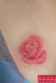 petto di bellezza bellissimo modello di tatuaggio rosa rosa
