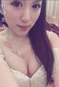 „Nanchang“ adatų tatuiruotės šou paveikslėlis veikia: grožio krūtinės lūpų atspaudų tatuiruotės modelis