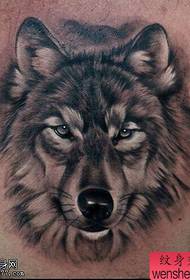 la figura del tatuaggio ha raccomandato un lavoro del tatuaggio del lupo sul petto