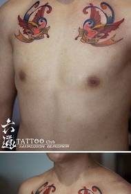 popularna klasyczna mała jaskółka wzór tatuażu na piersi