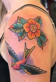 Tatuaggio spalla ragazza spalla rondini e fiori Immagine del tatuaggio