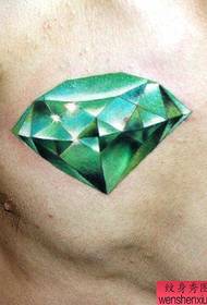 raccomandare un tatuaggio sul petto con diamanti