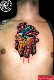 krūšu sirds tetovējuma modelis