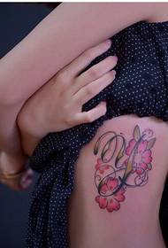 kauneus puoli rinnassa kaunis näköinen kukka ja kirje tatuointi kuva