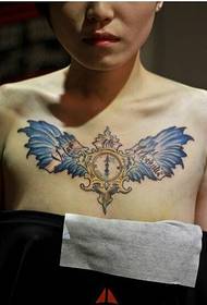 bellissima foto di tatuaggi di orologi da ragazza sexy sul petto