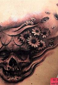 Tattoo creativo de tatuaxes en tórax