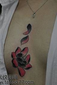 альтэрнатыўны малюнак татуіроўкі лотаса на грудзях
