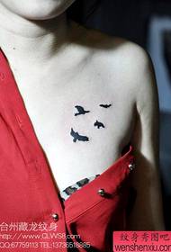 chica pecho hermoso pequeño tótem pájaro tatuaje patrón