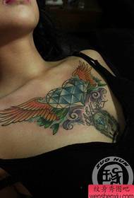 modèle de tatouage ailes de diamant de la poitrine des filles
