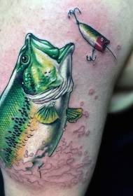 pesce realistico di colore di spalla modello del tatuaggio
