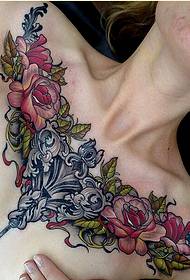 sexy froulike boarst persoanlikheid moade blom tattoo foto