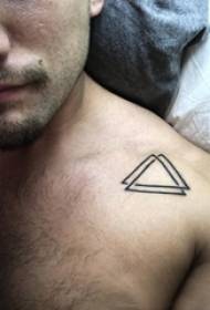 幾何紋身男肩黑色三角形紋身圖片