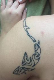Миниатюрная татуировка Line Girl с черными плечами и татуировкой с изображением акулы. 58055-Tattoo Shoulder Girl