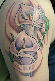 Schulter weißes Calla Tattoo Muster