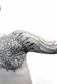 spalle maschili enorme fiore geometrico con tatuaggio ali