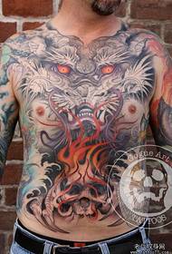 il petto dell'uomo è un modello di tatuaggio super cool e prepotente