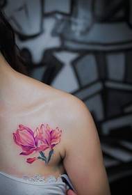 снимка на женски гърди добре изглеждаща цветна татуировка на цветя