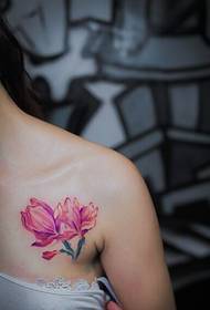 babaeng dibdib pinong naghahanap ng makulay na bulaklak na tattoo na larawan ng larawan