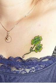 Dame Brust nur schön aussehende kleine frische vierblättrige Kleeblatt Tattoo Bild