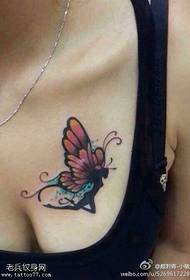 vrouw borst kleur elf tattoo werkt door tattoo