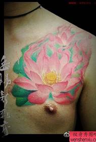 Modello di tatuaggio di loto rosa solo sul petto da uomo