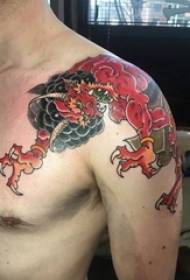 knaboj ŝultre akvokolora skizo kreema superreganta drako totem tatuaje bildo