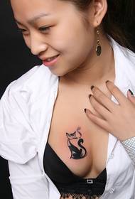 foto tatuaggio petto di bellezza