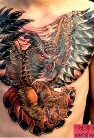 un popolare lavoro di tatuaggio gufo sul petto
