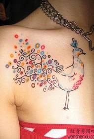 Tattoo Figur empfahl ein buntes Pfauentattoo