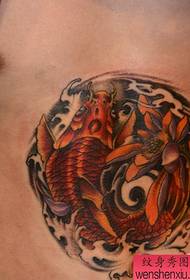 un modello di tatuaggio koi tradizionale sul petto