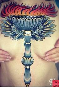 Tattoo-showbalk beval een borsttoorts tattoo-patroon aan