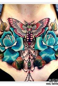 krūtinės spalvos rožių kandžių tatuiruotės darbas