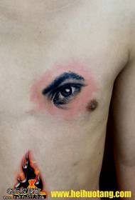 krūtinės vienos akies tatuiruotės modelis