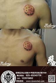 lalaki Ang klasikong pattern ng tattoo ng dragon ball sa harap na dibdib