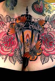 nuotrauka ant krūtinės Populiari rožių tatuiruotės modelio asmenybė
