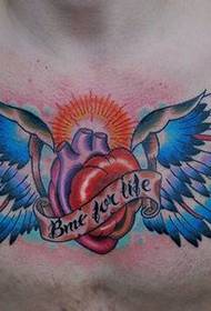 disegno del tatuaggio cuore ali fresche petto dell'uomo