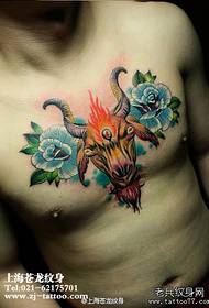 vyro krūtinės kietas avių galvos rožės tatuiruotės modelis