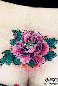 Bar shfaqje tatuazhesh rekomanduar një model tatuazhi të gjoksit peony