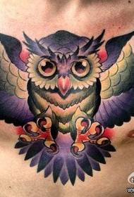 Pánská truhla je super hezký a dominantní sova tetování vzor